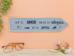 CARTEL DE MADERA "QUE EL AMOR VALGA..."